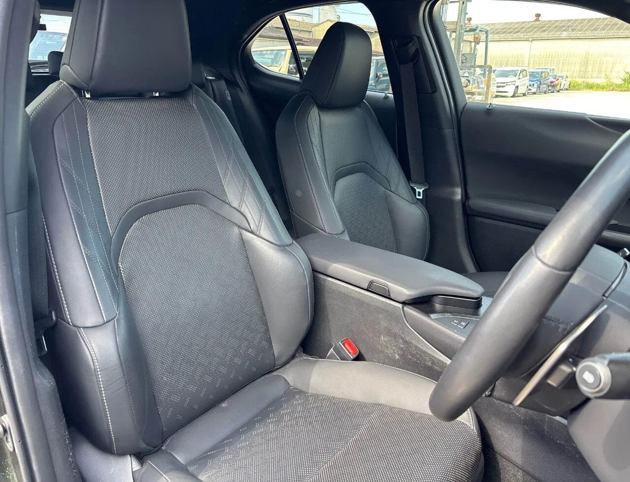 Lexus UX 250h Hybrid (2023) — photo 5