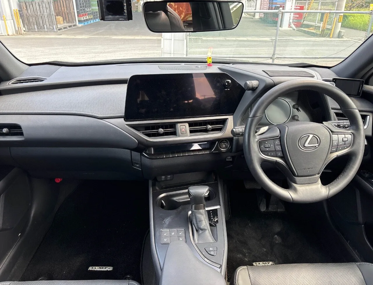 Lexus UX 250h Hybrid (2023) — photo 6